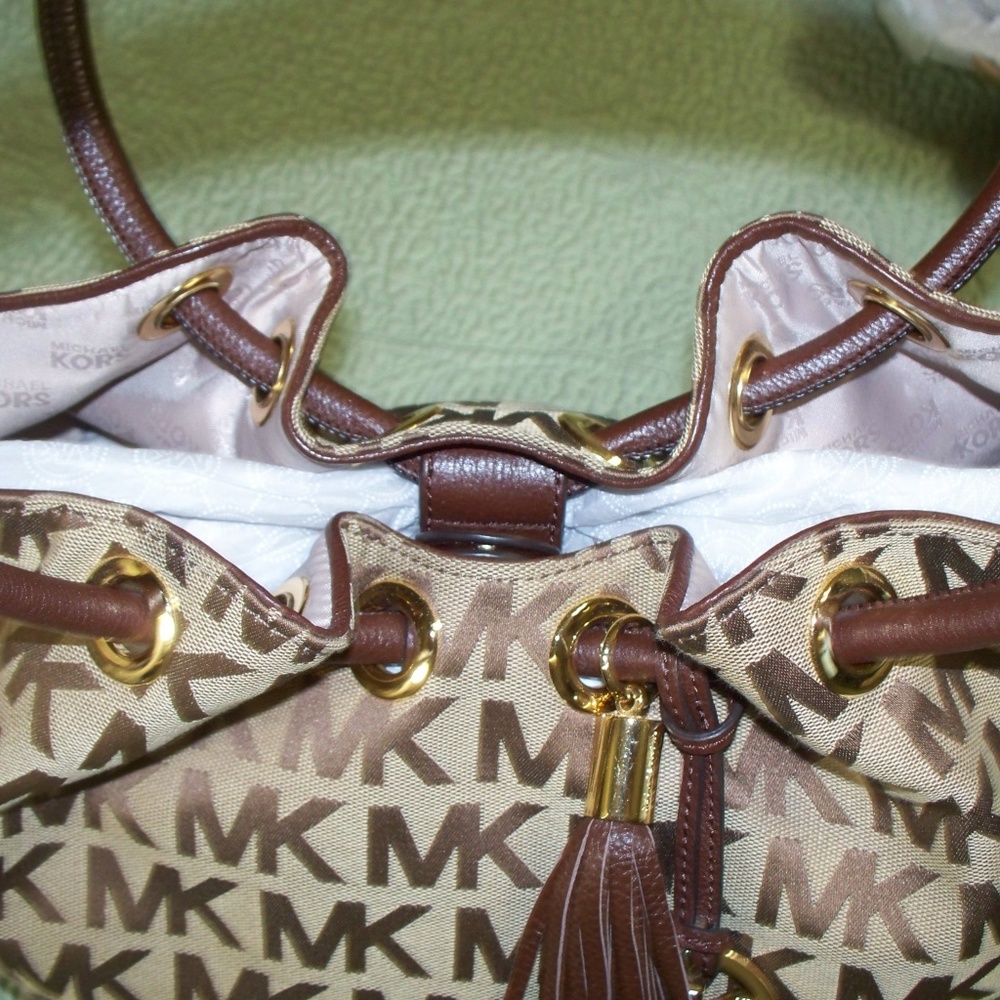 Michael Kors JS Beige/Mocha Ring Tote &  Wristlet - Picture 3 of 7